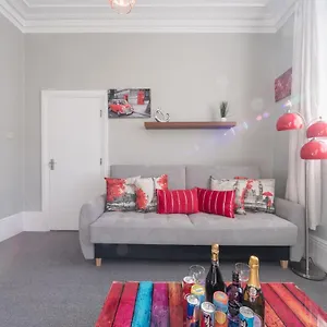 3 Bedroom Saks - 2 Living Area House In Newland Ave Hull Kingston upon Hull